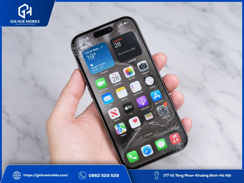 Rơi xuống nền gạch khiến mặt kính iPhone 16 Pro nứt vữo