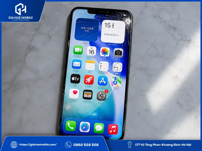 Điện thoại iPhone 16e do rơi xuống nền nhà khiến mặt kính nứt vỡ