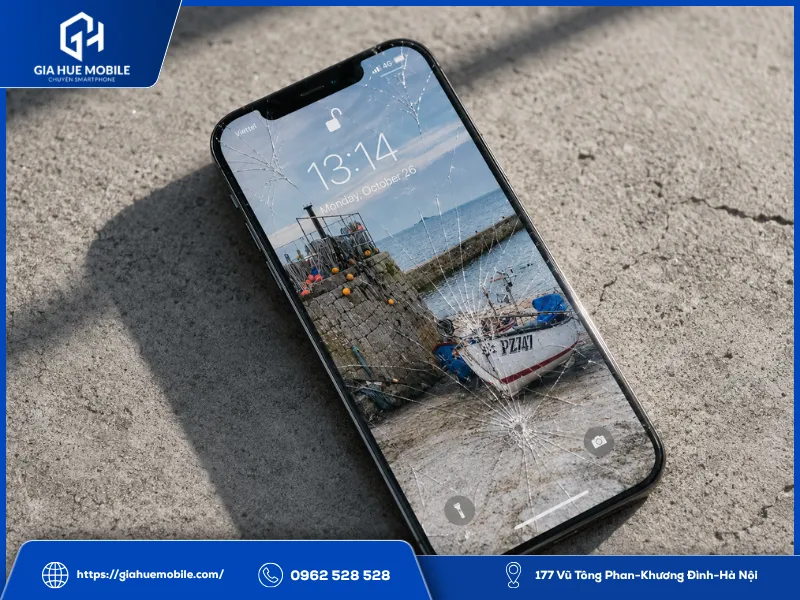 Rơi từ trên cao xuống khiến mặt kính iPhone 12 Pro nứt vỡ