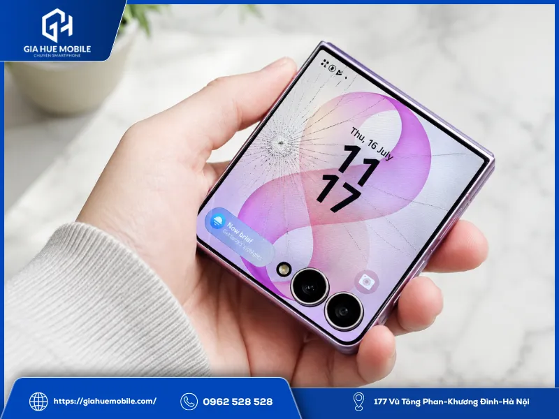 Rơi từ trên cao khiến Samsung Galaxy Z Flip8 nứt vỡ kính