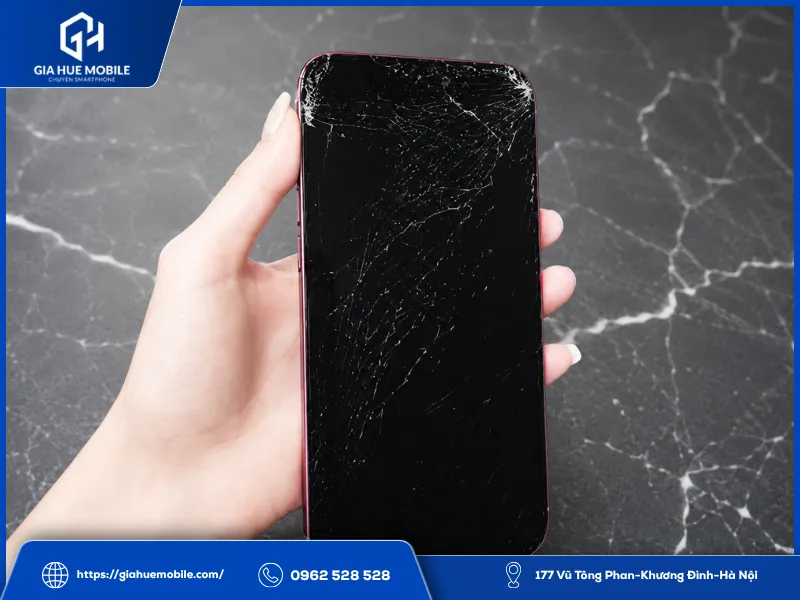 Màn hình điện thoại có vết nứt trên mặt kính do va đập mạnh