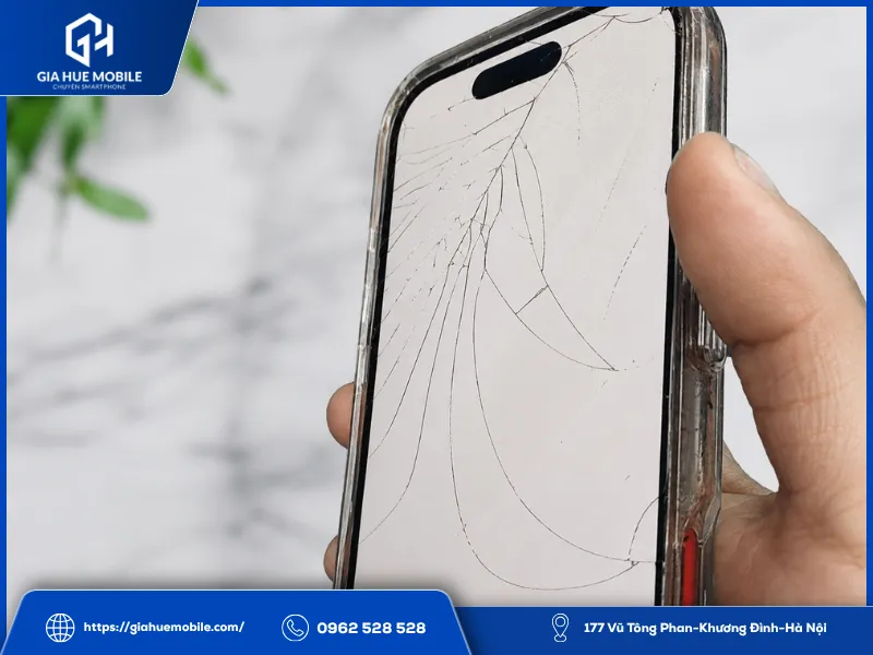 Mặt kính iPhone 17 Pro xuất hiện vết nứt vỡ do rơi từ trên cao