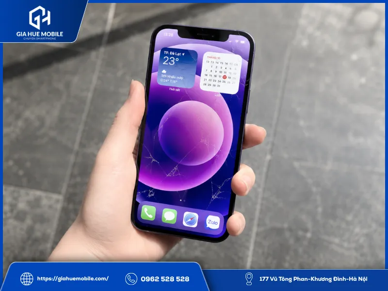 Do rơi xuống sàn gạch khiến màn hình điện thoại xuất hiện vết nứt vỡ trên mặt kính