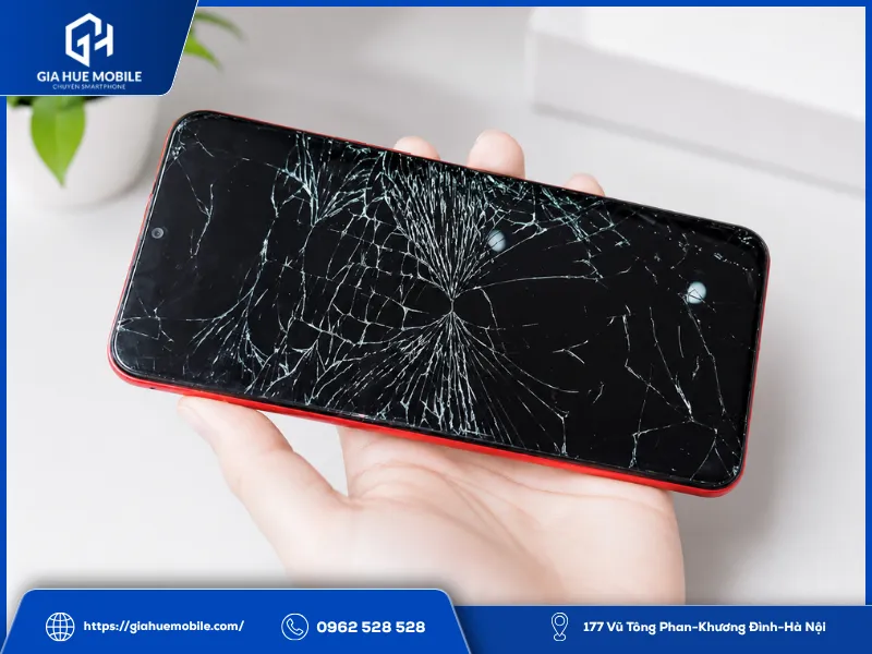Mặt kính điện thoại bị nứt vỡ do rơi xuống nền gạch