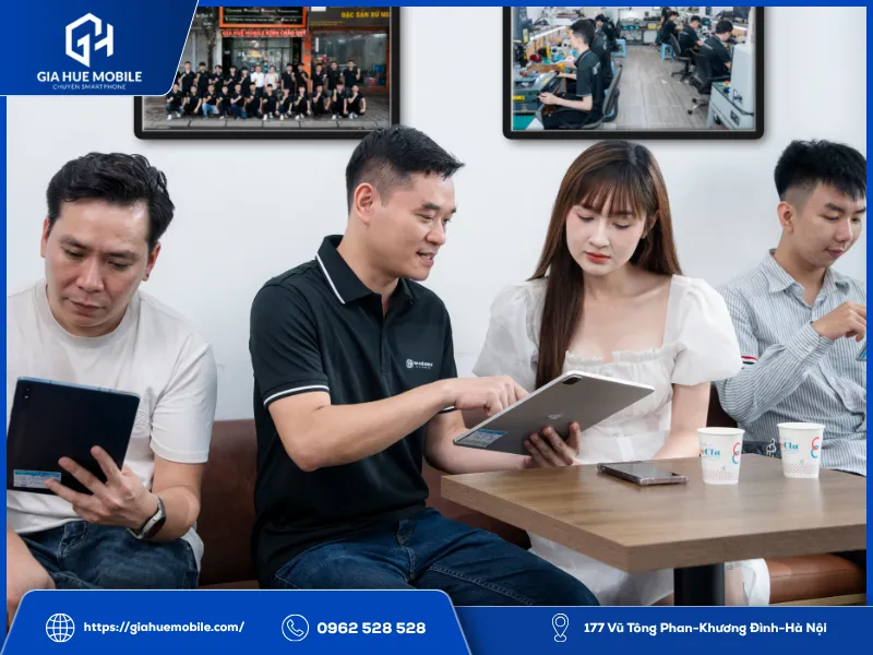 Nhân viên bàn giao máy tới tay khách hàng