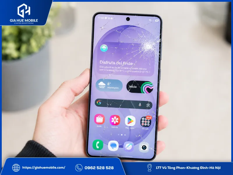 Do rơi xuống nền gạch khiến kính màn hình bị vỡ