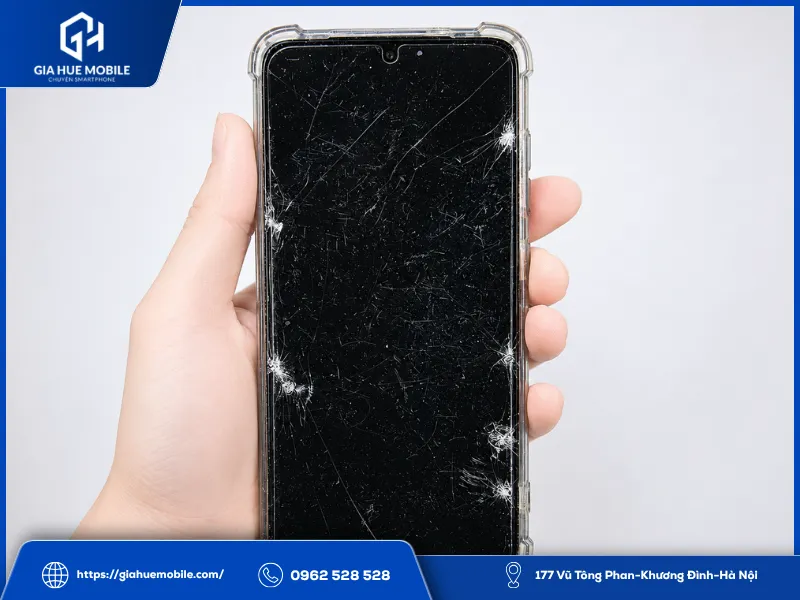 Cấn mạnh vào màn hính khiến kính bị nứt vỡ
