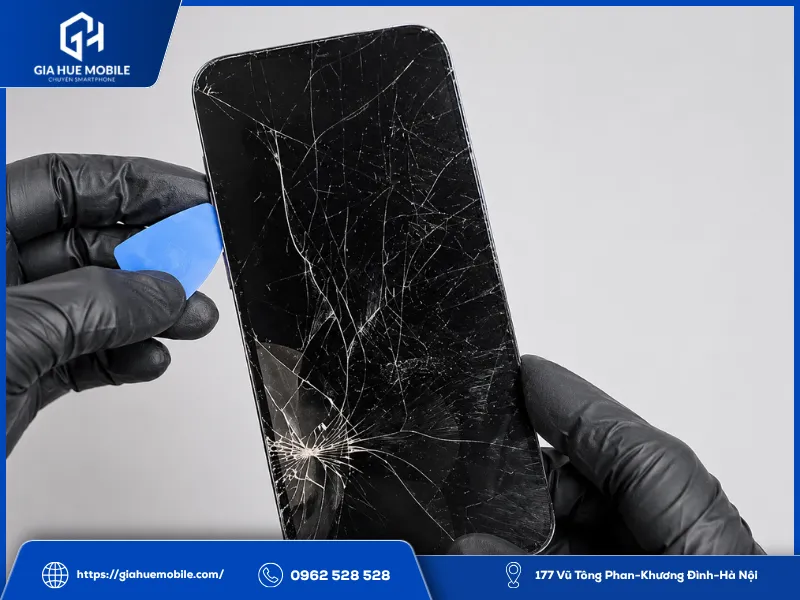 Kỹ thuật viên thay kính ngoài Samsung S22 Plus