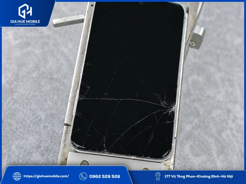 Khách hàng đi thay kính Samsung Galaxy S23 khi bị vỡ mặt kinh