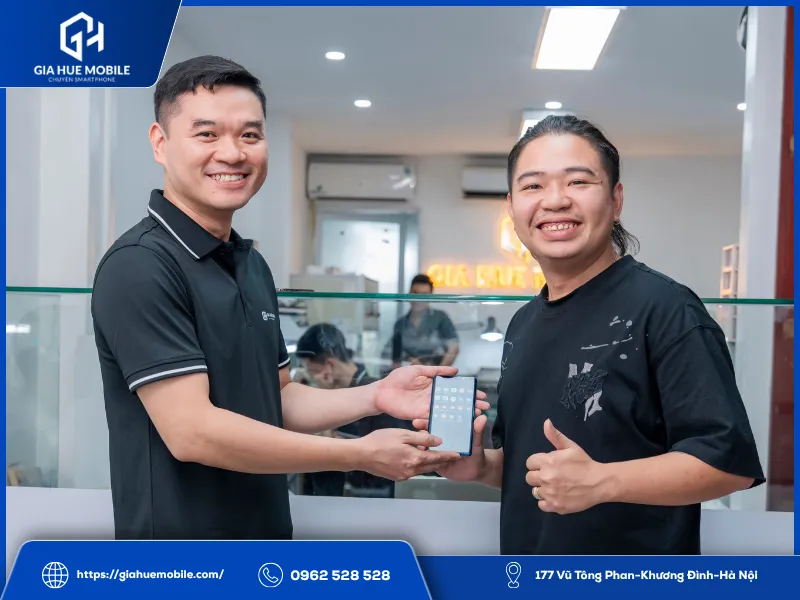 Nhân viên Gia Huệ Mobile bàn giao máy tới tay khách hàng