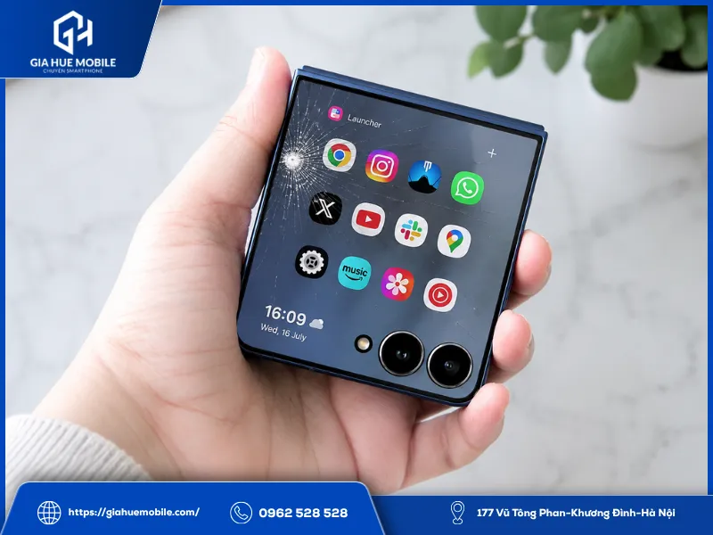 Rơi từ trên cao khiến Samsung Galaxy Z Flip8 bị vỡ mặt kính