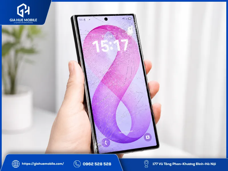 Va đập mạnh khiến mặt kính Samsung Galaxy Z Fold8 Ultra nứt vỡ mặt kính