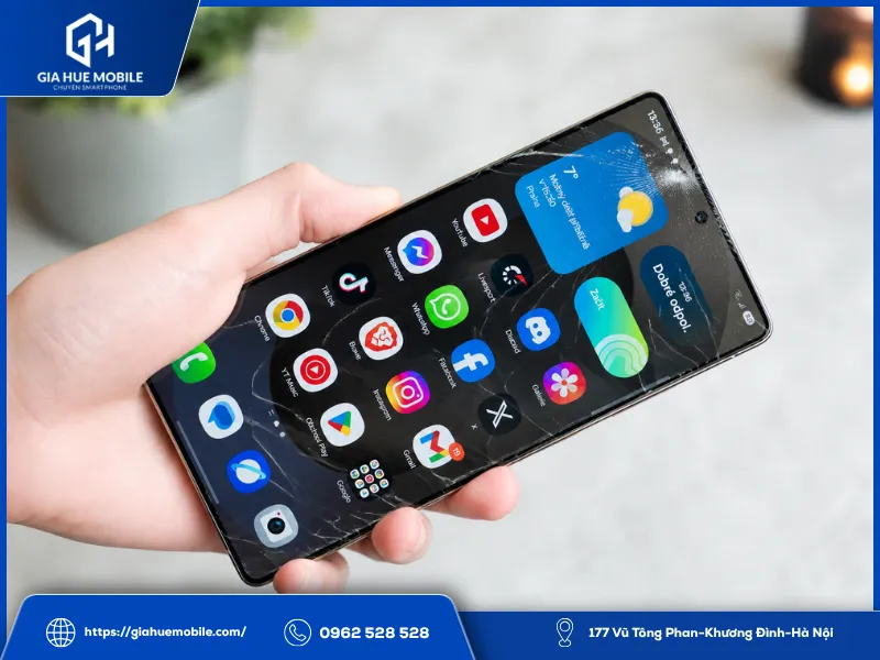Tỳ mạnh vào màn hình khiến kính màn hình nứt vỡ