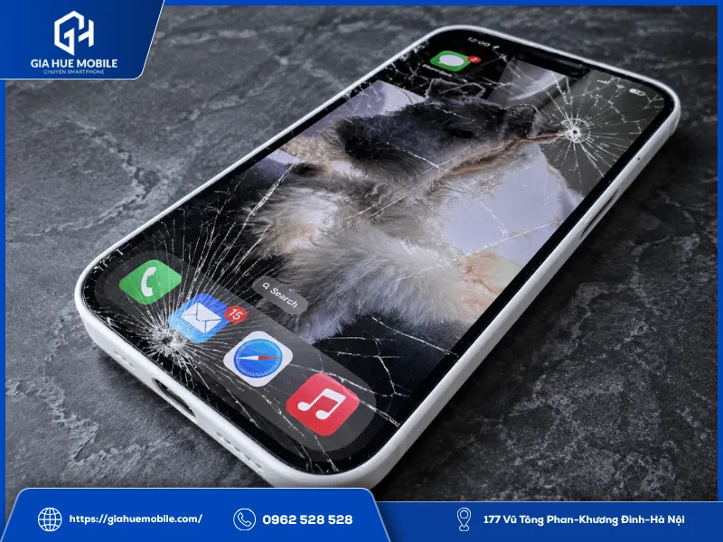 Điện thoại iPhone 15 Pro bị vỡ mặt kính do va đập mạnh