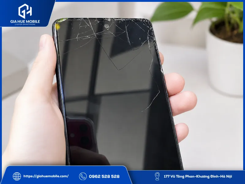 Mặt kính màn hình bị nứt do bị cấn nặng vào màn hình