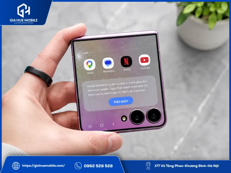 Đè nén mạnh khiến Samsung Galaxy Z Flip8 nứt vỡ mặt kính
