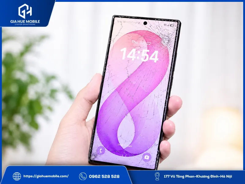 Rơi xuống nền khiến màn hình điện thoại Samsung Galaxy Z Fold8 Ultra xuất hiện vết nứt vỡ
