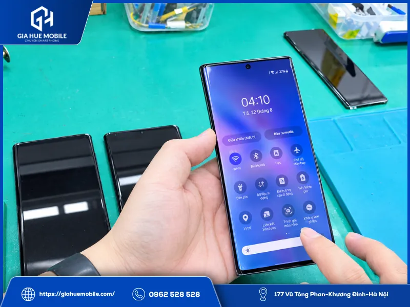 Kiểm tra máy và test nhiệt màn hình Samsung trước khi thay kính
