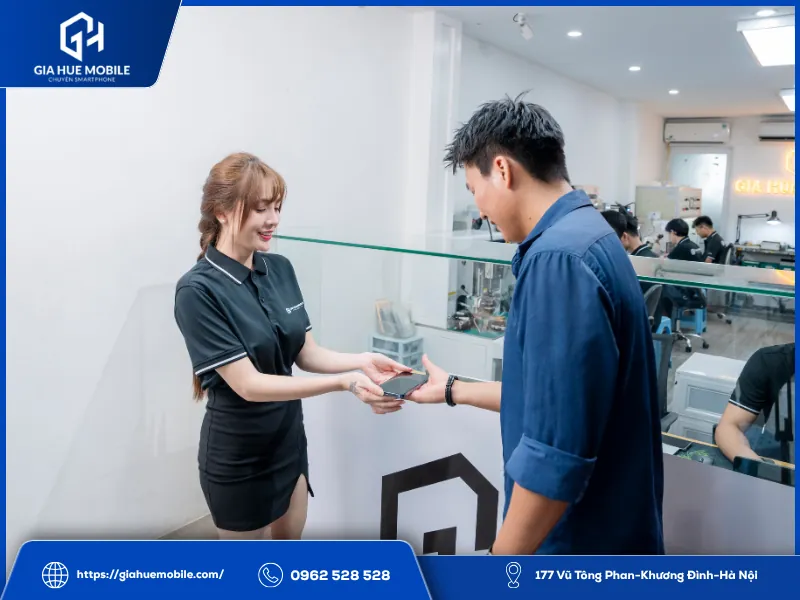 Kiểm tra iPhone sau khi ép kính và bàn giao cho khách