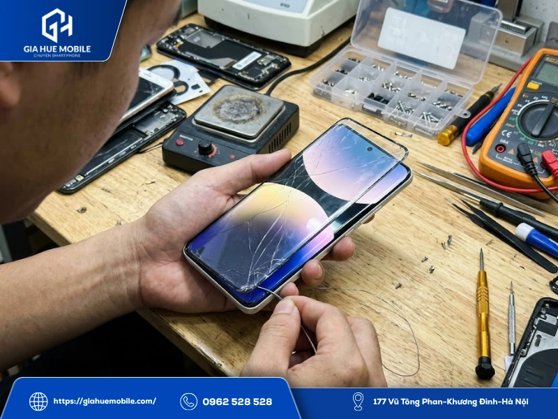 Kỹ thuật viên tách kính cũ Redmi Note 14 Pro+