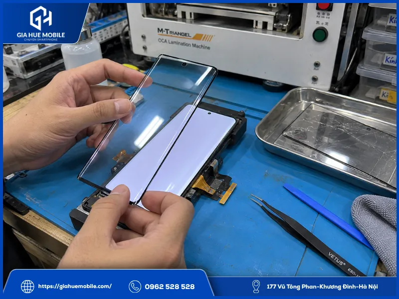Kỹ thuật viên thay mặt kính Vivo và giữ nguyên màn hình gốc còn hiển thị tốt