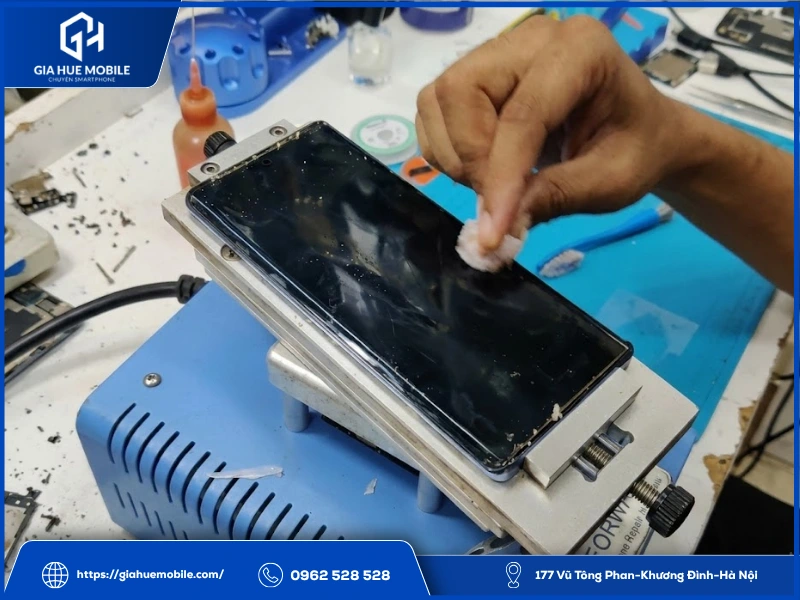 Vivo V27 5G vỡ kính nên xử lý thế nào trước khi sửa